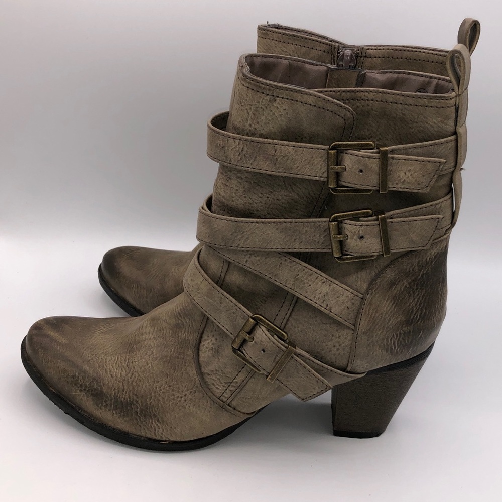 7.5 buckled boots